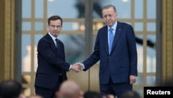 Turkish President Recep Tayyip Erdogan (right) and Swedish Prime Minister Ulf Kristersson in Ankara on November 8.