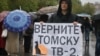 A protester expresses his support for Tomsk TV-2. 