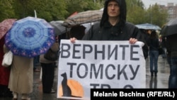 A protester expresses his support for Tomsk TV-2. 