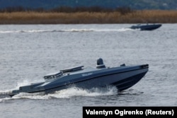 Український безпілотний морський апарат Magura V5 на воді під час виставки військової техніки та зброї, 13 квітня 2024 року