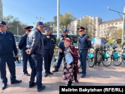 "Митинг болатынын естіп, үйден осы жерге такси жалдап келдім" дейді 1986 жылғы Желтоқсан оқиғасына қатысушы, 88 жастағы Бибіғайша Көпесбаева. Сәлден кейін әкімдік қызметкері қарияны белгісіз жаққа ертіп алып кетті. Алматы, 25 қазан, 2023 жыл.