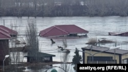 Суда қалған үйлер, арнасынан асқан Тобыл өзені. Қостанай, 9 сәуір, 2024 жыл.