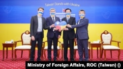 Taiwanese Foreign Minister Jaushieh Joseph Wu (second from right) and Vice President Tsai Chi-chang (right) meet at a donation ceremony in Taipei for Ukrainian refugees.