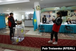 Сайлауға дауыс берген сәтін суретке түсіріп тұрған жастар. Алматы, 20 қараша 2022 жыл.