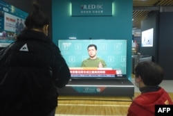 A TV screen shows news about Russia's invasion of Ukraine at a shopping mall in Hangzhou, in eastern China, on February 25.