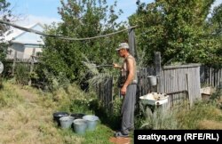 Радовка ауылының тұрғыны Мұрат Ағымбаев су алып жатыр. Ақмола облысы, 6 тамыз 2021 жыл.