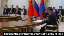 Chinese President Xi Jinping (front right) and Russian President Vladimir Putin (front left) attend a meeting on the sidelines of the Shanghai Cooperation Organization summit in Samarkand, Uzbekistan this week.