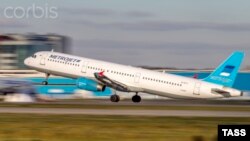 «Когалымавиа» әуе компаниясына тиесілі Airbus 321 жолаушылар ұшағы. Домодедово әуежайы, Мәскеу. 20 қазан 2015 жыл.