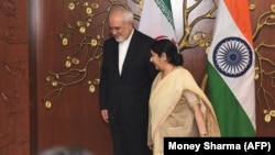 Indian Foreign Minister Sushma Swaraj (right) talks with Iranian counterpart Mohammad Javad Zarif in New Delhi.