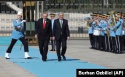 Kazakh President Qasym-Zhomart Toqaev (center) meets with Turkish President Recep Tayyip Erdogan in Ankara during a state visit in May.