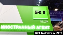 Телеканал RT входит в медиахолдинг «Россия сегодня», основное направление которого – российские новости и пропаганда российских нарративов для других стран