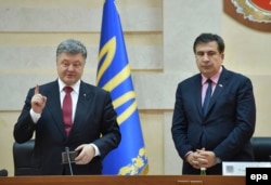 Ukrainian President Petro Poroshenko (left) presents Saakashvili as Odesa's new governor on May 30, 2015.