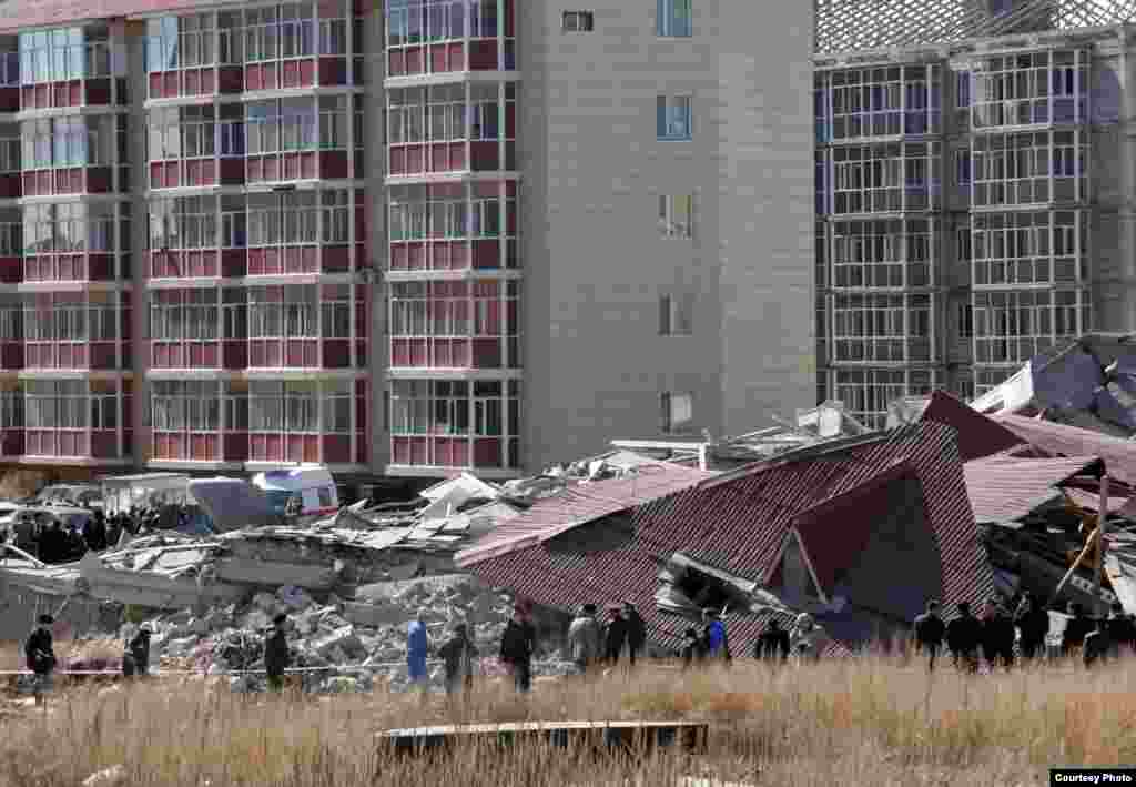 &quot;Бесоба&quot; ықшам ауданындағы қираған бес қабатты тұрғын үйдің үйіндісі. Қарағанды, 6 сәуір 2012 жыл.