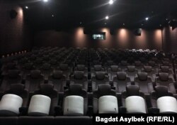 Алматыдағы Chaplin Cinemas кинотеатрының бос тұрған көрермен залы.