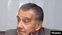 Eduardo Eurnekian, an Argentine businessman of Armenian descent, has good relations with Armenia's current and former presidents.