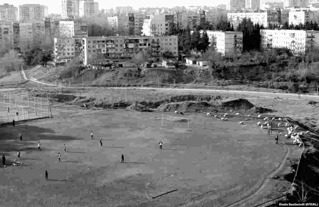 Футболисты и овцы на поле в Мухиани, пригороде Тбилиси. Фото: Хатия Басиашвили.