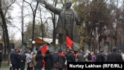 Ленин ескерткіші жанында тұрған Коммунистік партия мүшелері. Алматы, 7 қараша 2014 жыл. (Көрнекі сурет)