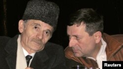 Crimean Tatar leaders Akhtem Chiygoz (right) and Mustafa Dzhemilev (file photo)