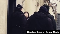 Khadija Ismayil tries to greet supporters and journalists outside the Baku courtroom on Januarya 27, when she had her pretrial detention extended. (POOR QUALITY PHOTO)