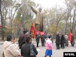 Ленин мен өзге де совет қайраткерлерінің ескерткіштері тұрған «Сарыарқа» кинотеатры артындағы бақ бұл күндері Алматы қаласының билігі рұқсат еткен митинг-жиындар өткізетін орын ретінде белгіленген.