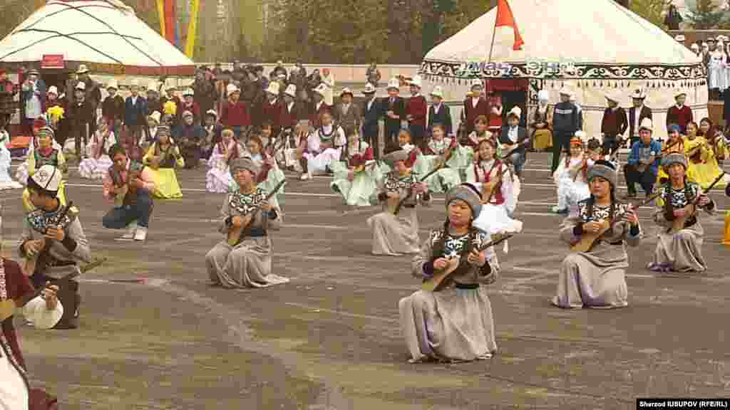 Uzbekistan / Kyrgyzstan - October 26 Uzbek delegation consisting of 140 people came to the city of Osh.