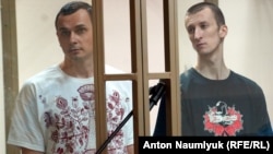 Ukrainian filmmaker Oleh Sentsov (left) and his co-defendant Oleksandr Kolchenko on trial in a Russian court in 2015. 