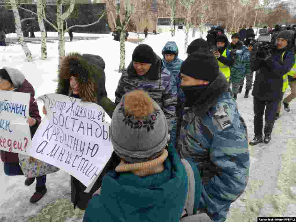 Нұр-Сұлтанда арнайы жасақ &quot;саяси тұтқындарды&quot; босатуды талап етіп келгендердің артынан еріп келеді. Бұл қалада жүзден астам адам ұсталған.&nbsp;