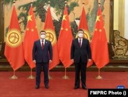 Kyrgyz President Sadyr Japarov (left) meets with Chinese leader Xi Jinping on February 6.