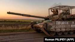 Ukrainian servicemen operate a tank in the Sumy region near the border with Russia in August 2024. 