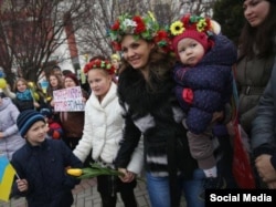 Наталя Лютікова під час мирного протесту в Сімферополі. Березень 2014