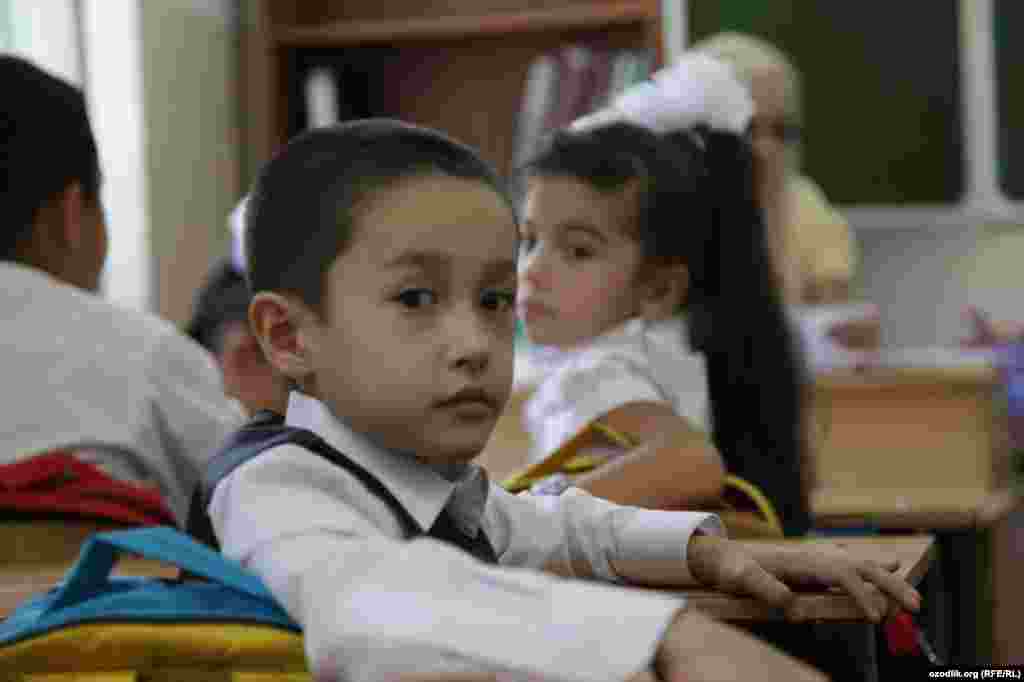 Uzbekistan - first graders are on their first day at school in Tashkent, 03 September 2012 