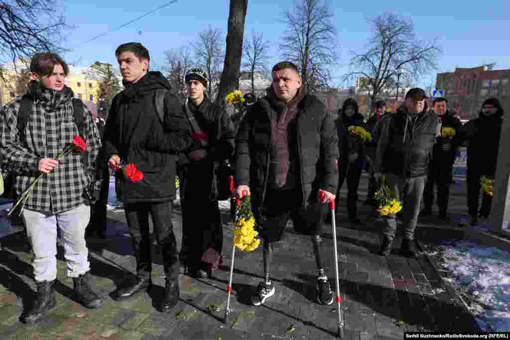 Украинадағы 2014 жылғы Еуромайдан наразылығын еске алуға жиналған жұрт. Киев, 2025 жылғы 20 ақпан. 2013-2014 жылдары Киевте болған бұл наразылық елдің мәскеушіл президенті Виктор Януковичті биліктен тайдырумен аяқталған. Ресей бұған жауап ретінде Қырым түбегін басып алып, Украинаның шығысындағы Донбасс аумағы сепаратистік жанжал ошағына айналды. Ал 2022 жылғы ақпанда Ресей Украинаға қарсы ірі басқыншылық соғысын бастады.