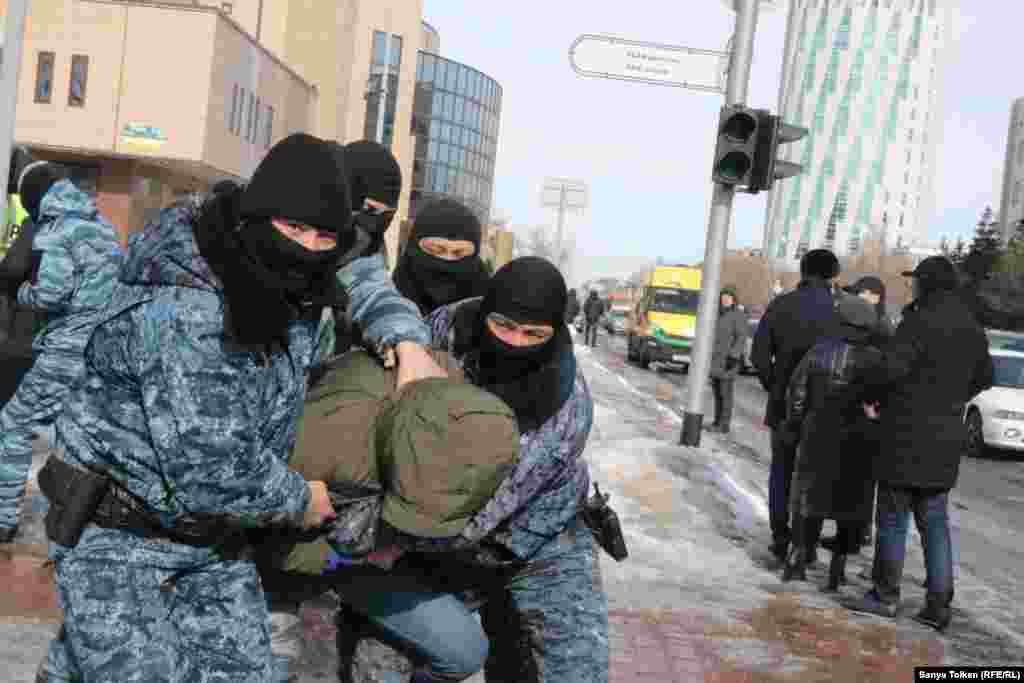 Нұр-Сұлтан қаласында жергілікті әкімдікке таяу жерде тұрған Абай ескерткішінің жанында Азаттық тілшілерінің көзінше полиция 14 адамды ұстап әкетті.&nbsp;