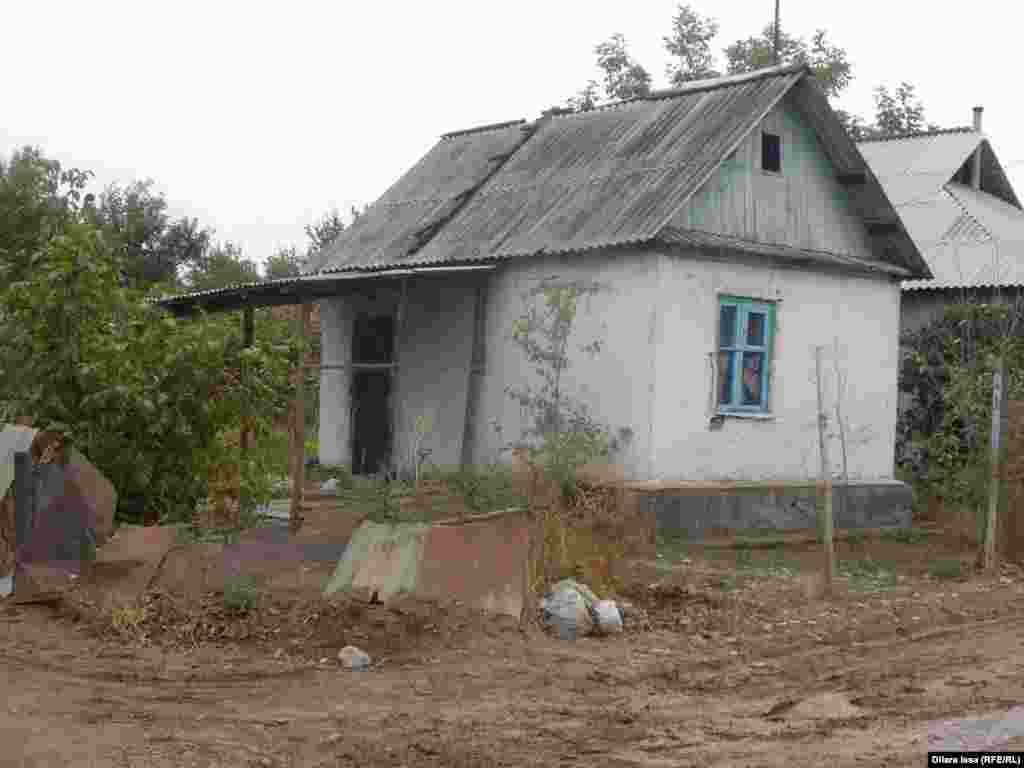 &quot;Пресс тұтыну&quot; кооперативіндегі жеке тұрғын үйлердің бірі. Шымкент, 14 қазан 2015 жыл.