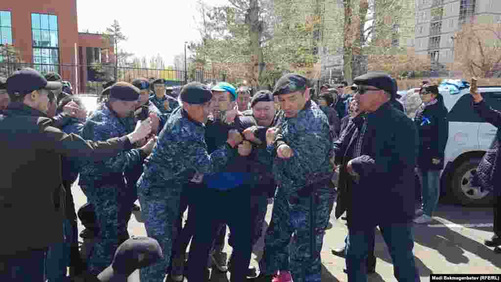 Бұған дейін Қазақстан президенті Нұрсұлтан Назарбаевты ымырасыз сынап жүрген оппозициялық саясаткер, бұрынғы банкир Мұхтар Әблязов өз жақтастарын мамырдың 10-ы күні билікке талаппен наразылық акциясына шығуға шақырған. Ол негізін қалаған &quot;Қазақстанның демократиялық таңдауы&quot; қозғалысын наурыз айында Астана соты &quot;экстремистік ұйым&quot; деп танып, қызметіне тыйым салған.