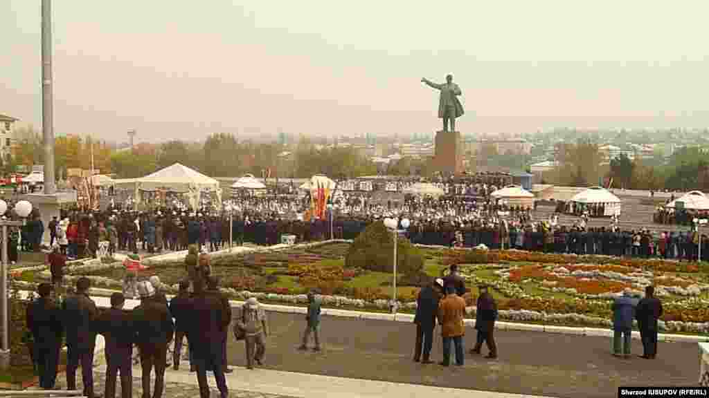 Uzbekistan / Kyrgyzstan - October 26 Uzbek delegation consisting of 140 people came to the city of Osh.