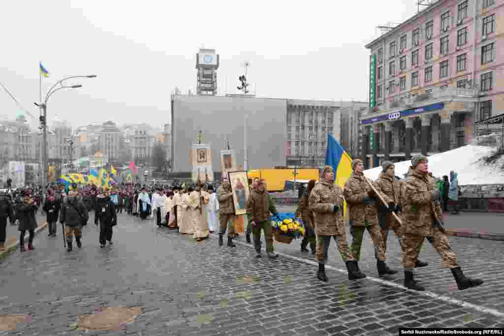 В марше участвует почетный караул, духовенство и активисты&nbsp;