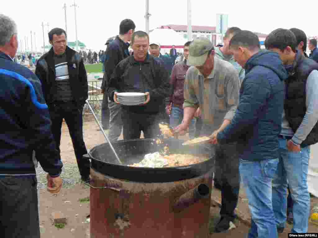 Мейрамға әзірленген палауды үлестіру.