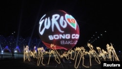 Eurovision ән байқауы өтетін Crystal Hall сарайының түнгі көрінісі және байқаудың ресми логотипі. Баку, 20 мамыр 2012 жыл. 